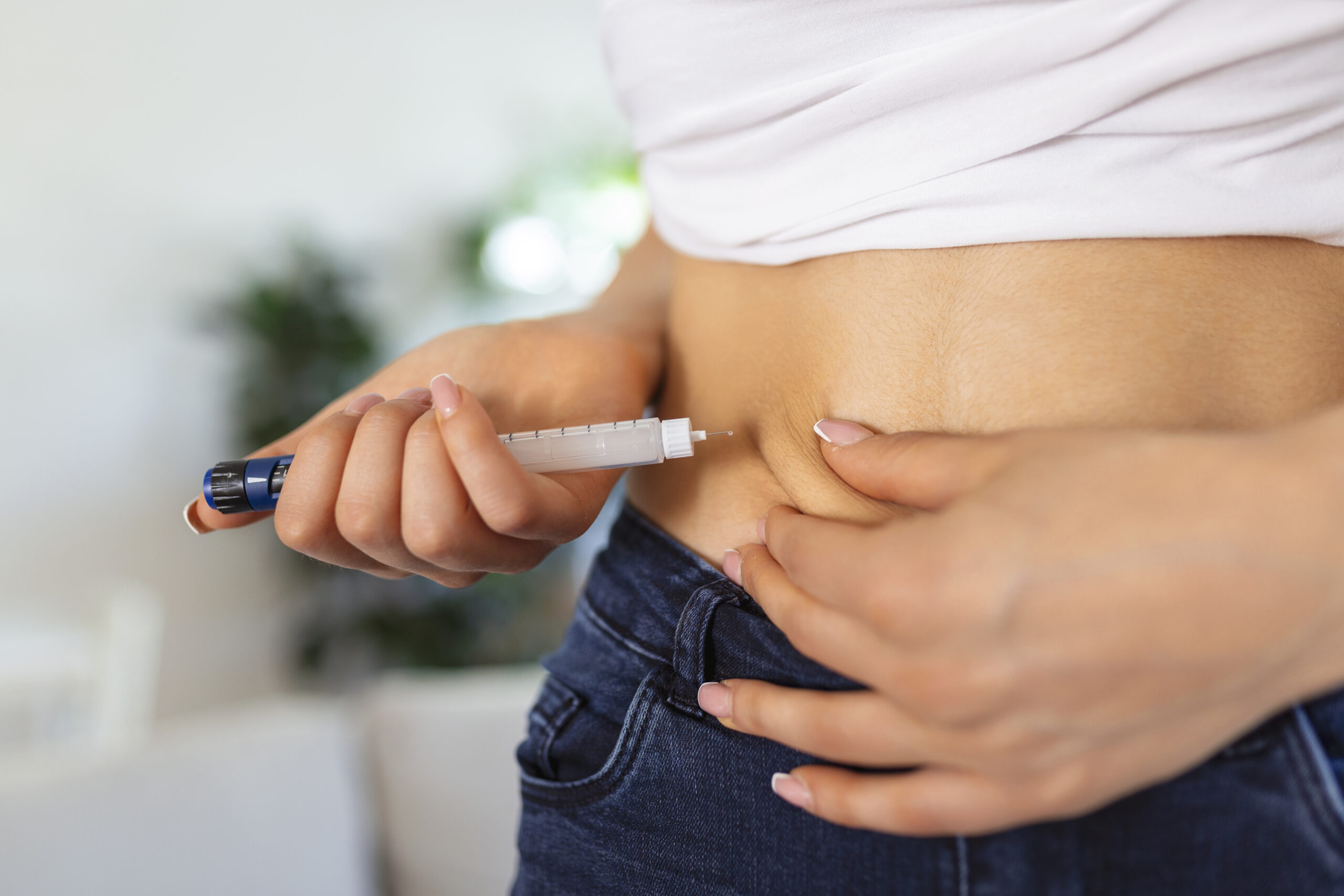 Hombre y niño con bomba de insulina para tratamiento de diabetes en España