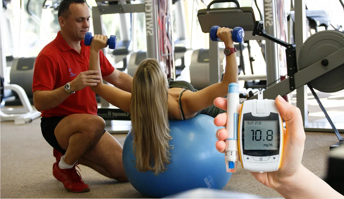 Mujer haciendo ejercicio, mientras aparece un lector de glucosa con la glucemia que tiene mientras entrena
