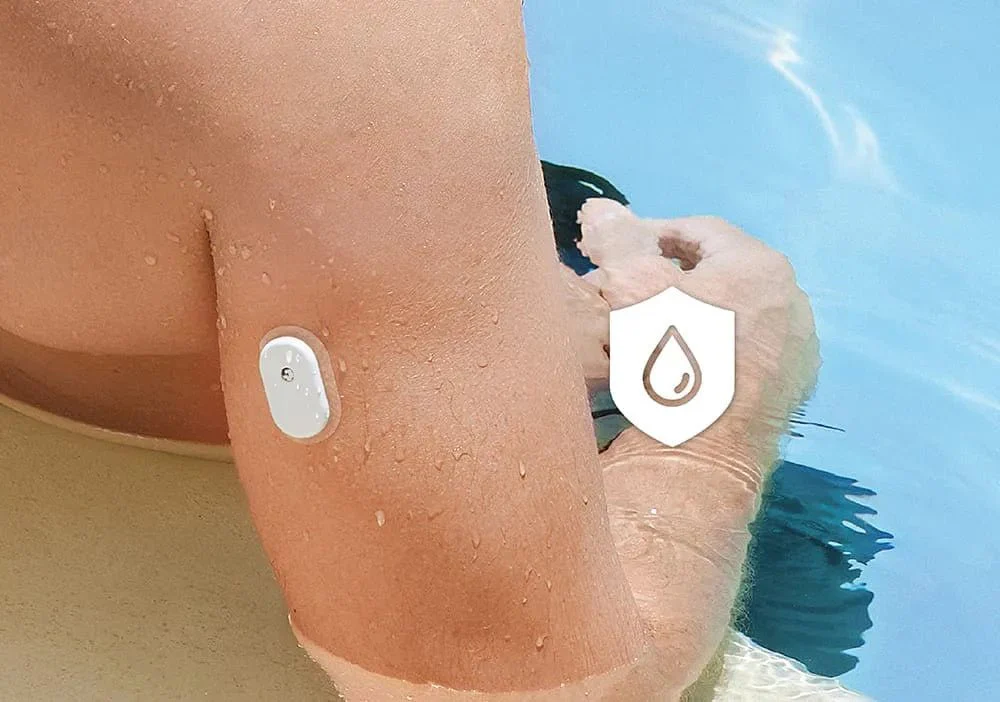 Persona en una piscina con sensor Sibionics Waterproof para monitorizar la glucosa con diabetes