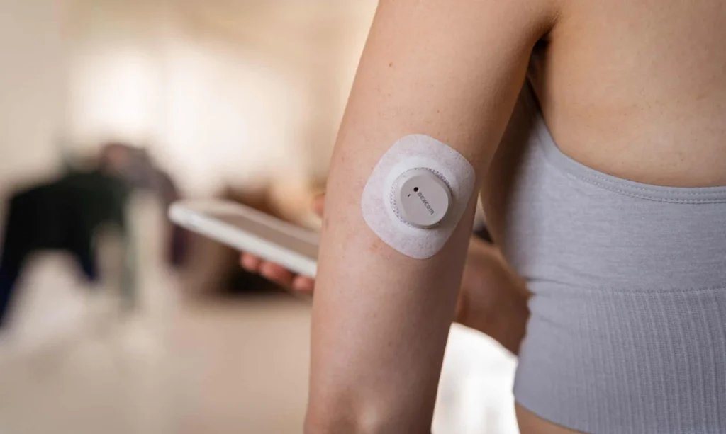 Brazo con sensor Dexcom G7 para controlar la glucosa en personas con diabetes