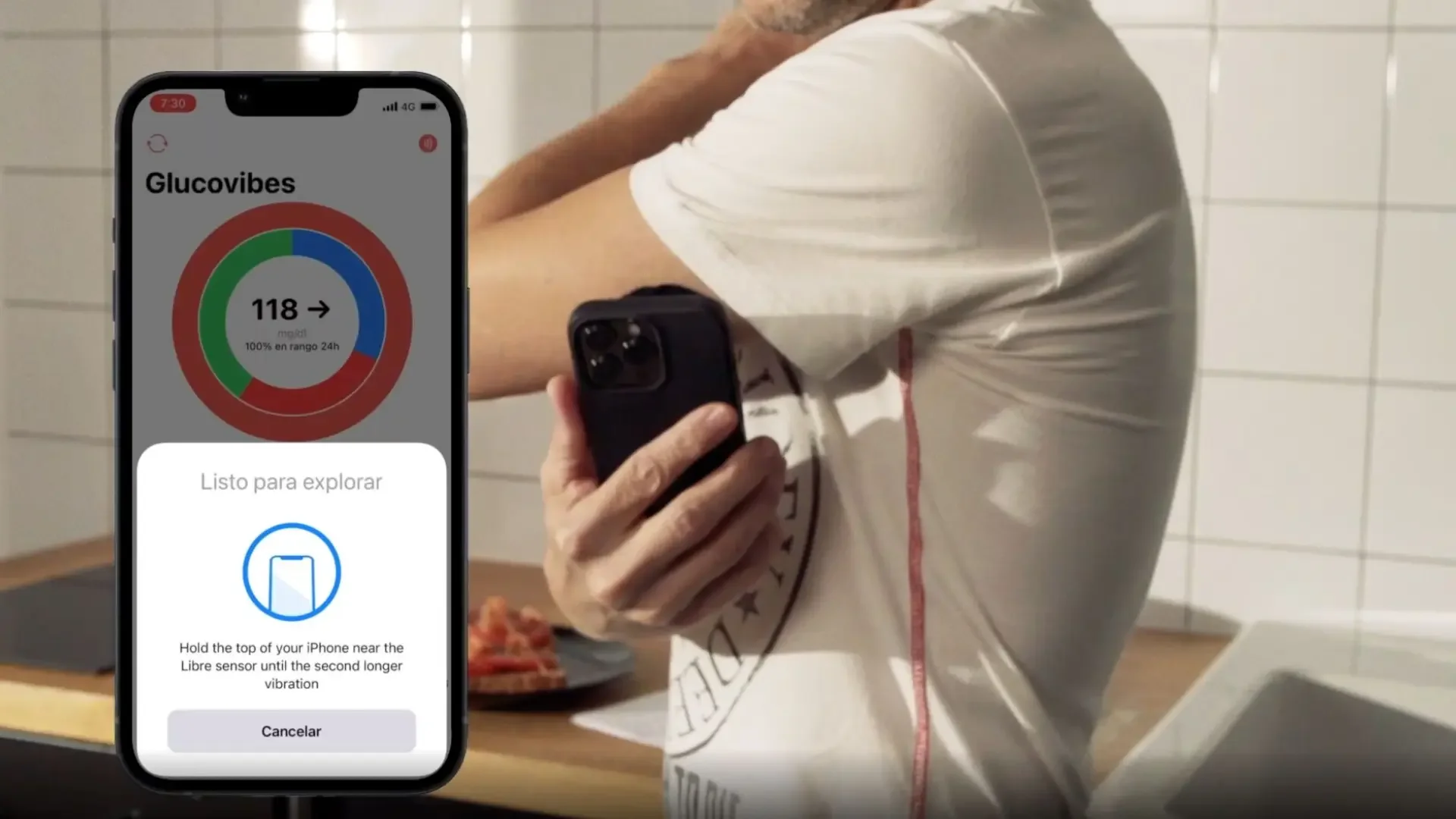 Mano pasando un móvil por el brazo con app de glucosa para monitorización de diabetes en tiempo real