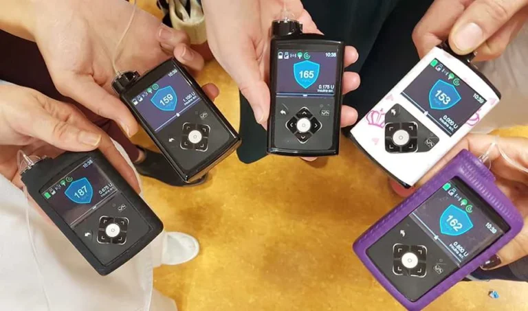 Varias bombas de insulina utilizadas en el tratamiento de la diabetes en España