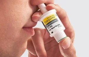 Mujer utilizando Baqsimi en la nariz para tratar una hipoglucemia grave en diabetes