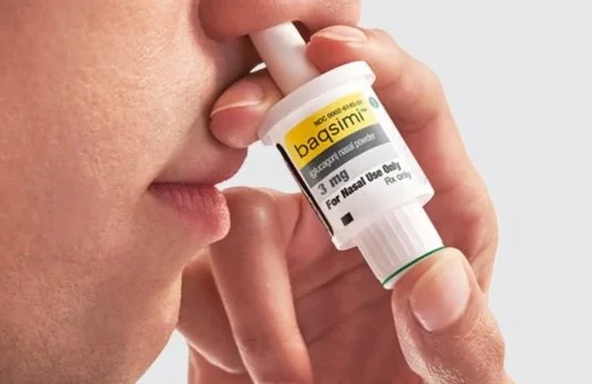 Mujer utilizando Baqsimi en la nariz para tratar una hipoglucemia grave en diabetes